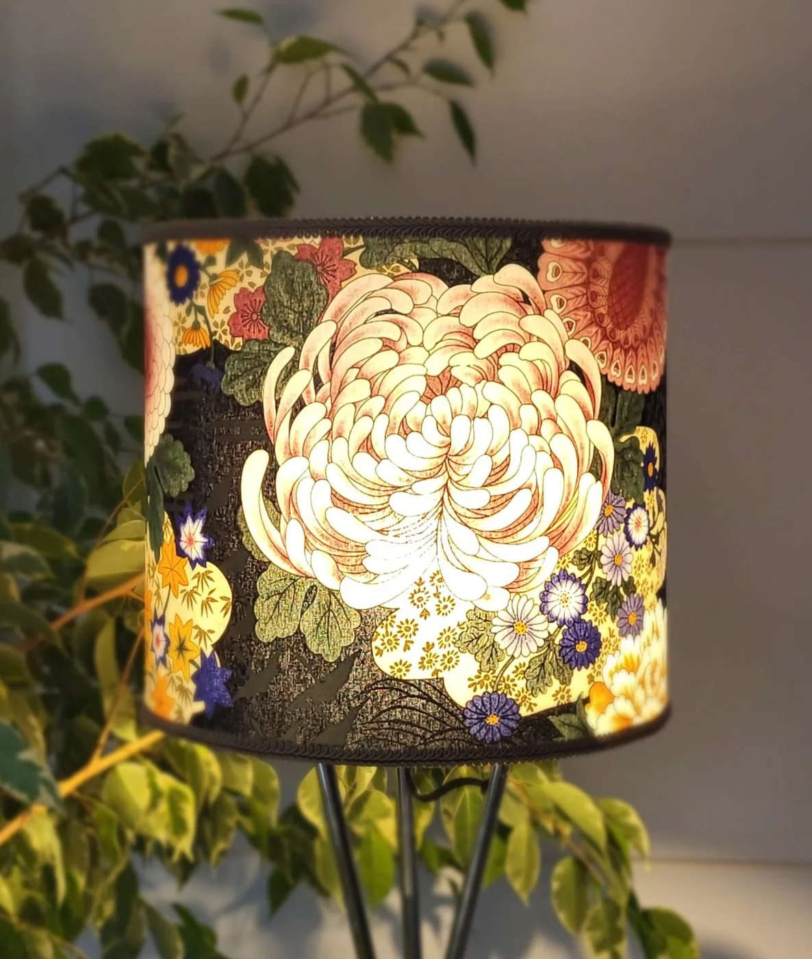 Abat-jour floral allumé