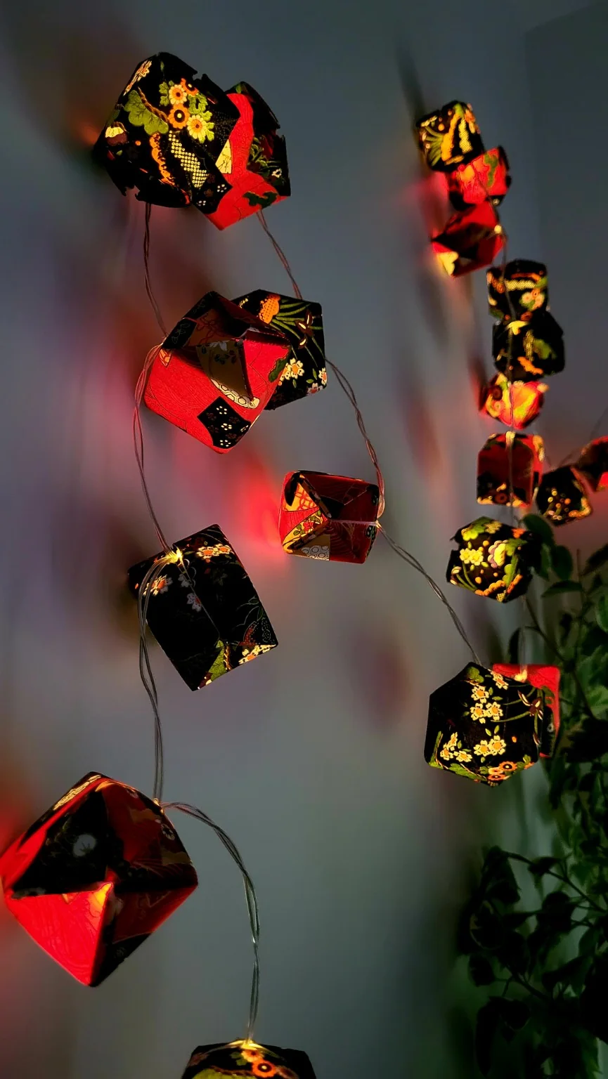 Gros plan sur la guirlande lumineuse Cubes japonais allumée